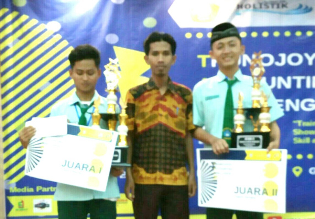 Ikuti Lomba Akuntansi se Jawa Timur, Dua Santri Banyuanyar Borong Juara