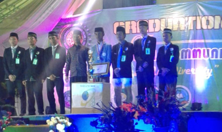 Graduation Day of English Community Banyuanyar Islamic Boarding School