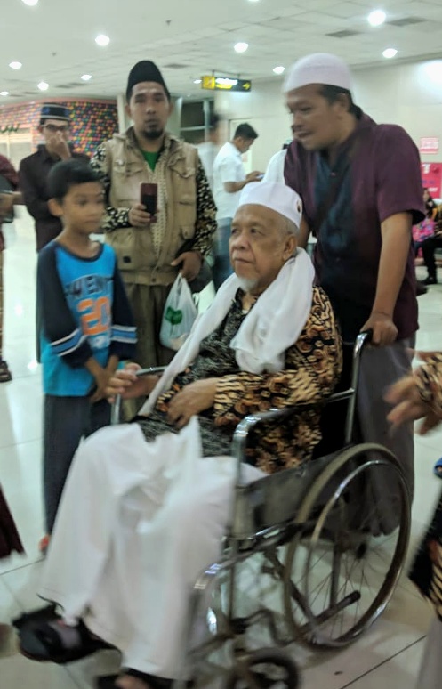 RIBUAN ORANG LEPAS KEBERANGKATAN PENGASUH JALANKAN UMRAH