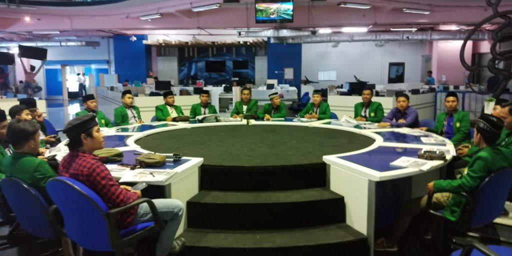 DEMA STIBA adakan kunjungan ke Jawa Pos Surabaya.